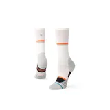 Medias deportivas blancas con detalles en gris, negro y naranja.