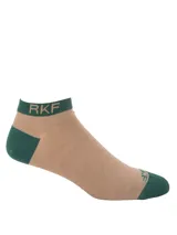 Calcetines tobilleros color beige con puntera, talón y borde superior en verde oscuro. Presentan las letras 'RKF' en el borde superior y en la puntera.