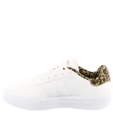 Championes Adidas Court Plataforma, color blanco con detalles de animal print en el talón y logo dorado.