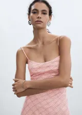 Vestido midi con estampado de cuadros rosa y blanco, tirantes finos, escote cuadrado y corte ajustado.