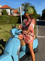 Camisa oversize con estampado de hojas y flores, de manga corta y cuello clásico. Puede usarse como vestido.