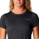 Remera deportiva Columbia color gris con estampado de líneas horizontales y logo de la marca en el pecho.