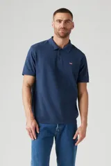 Chomba azul marino de manga corta con cuello clásico y tapeta de tres botones. Logo de Levi's bordado en el pecho.