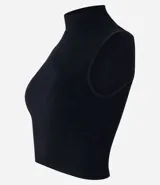 Musculosa negra con cuello alto y corte ajustado.