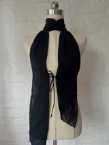Top negro con cuello halter y abertura en el frente que se ata con lazos.