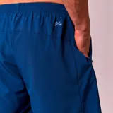 Short deportivo azul con cintura elástica y logo estampado en la pierna.