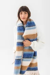 Bufanda de lana en tonos crudos, con franjas en azul y marrón, suave y amplia.