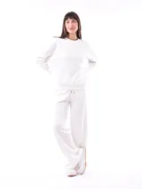 Pantalón de jogging color beige, de corte ancho y tiro alto, con cintura elástica ajustable con cordón.