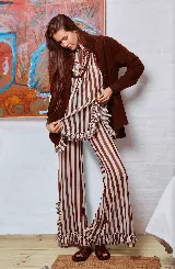 Pantalón de tul rallado color marrón y blanco, con volados en el ruedo y corte evasé.