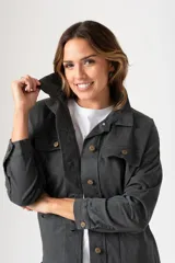 Campera gris oscuro de corte holgado con cuello camisero, cierre frontal con botones de madera, dos bolsillos con solapa en el pecho y dos bolsillos laterales.