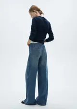 Pantalón de jean celeste, corte wide leg, tiro alto, con bolsillos de parche delanteros y traseros.
