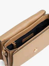 Cartera de hombro color beige de acabado liso, con solapa frontal que se cierra con un broche metálico dorado con el monograma TH. Posee correa ajustable para llevar al hombro o cruzada.