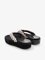 Sandalias tipo ojotas color marrón con plataforma y apliques de piedras fantasía multicolores en las tiras.