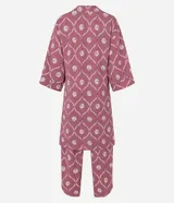 Conjunto de pijama de viscosa con estampado de caracolas, compuesto por una blusa de breteles finos con encaje en el escote, un pantalón capri con cintura elástica y una bata con lazo delantero.