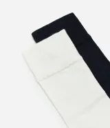 Kit de dos pares de medias de caña alta, una gris y otra negra, confeccionadas en viscosa certificada con fibra de bambú.