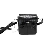 Bandolera negra mediana de cuero con patrón texturizado, cierre con solapa y botón magnético, cierre de cremallera interior, correa ajustable y herrajes plateados.