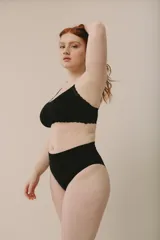 Culotte negro de algodón suave con faja en la cintura.
