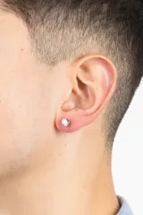 Par de caravanas con brillo de 6mm de diámetro, hechas de acero quirúrgico hipoalergénico y strass.