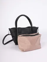 Cartera negra de símil cuero con diseño entramado, asas fijas y correa regulable y desmontable.