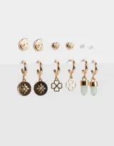 Set de seis pares de aros dorados con pasantes y argollas con dijes de metal y piedra natural.