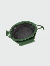 Bolso bandolera verde oscuro de cuero con correa ancha ajustable y cierre con solapa y cordón ajustable.