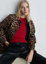 Pantalón de cuero sintético negro de tiro alto, corte recto y cinco bolsillos.