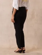 Pantalón verde esmeralda de gabardina elastizada marca Zac & Rachel, con pretina ancha con faja interna modeladora, largo de pierna con costura frontal pespunteada y trasera con bolsillos ojal simulados.