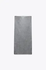 Falda midi gris de punto liso, con tiro alto, cintura elástica y abertura en la parte trasera.