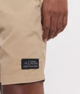 Bermuda celeste de sarga con cintura elástica ajustable con cordón, bolsillos laterales y traseros, y etiqueta con logo en la parte inferior.