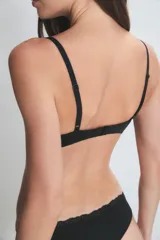 Conjunto de lencería blanco con detalles de encaje, compuesto por un corpiño con aro y una bombacha tipo bikini.