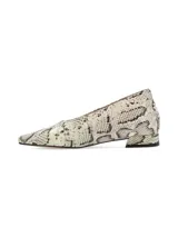 Zapato de cuero con estampado de reptil en tonos blanco y negro, con punta fina y taco bajo cuadrado.