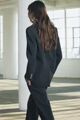 Blazer recta confeccionada en hilatura con viscosa, color gris oscuro. Tiene cuello solapa de muescas, manga larga con abertura y botones, bolsillos de plastrón en delantero, forro interior a tono y cierre frontal con botones.