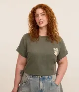 Blusa verde militar de algodón con cuello redondo y mangas cortas con dobladillo. Presenta un pequeño bordado de flores en el frente.