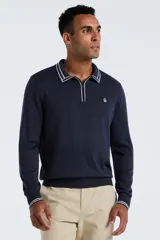 Sweater de tejido de punto color azul marino, manga larga, con cuello polo y cierre frontal parcial con cremallera. El cuello y los puños tienen un ribete de doble línea blanca. Presenta un pequeño logo bordado en el pecho.