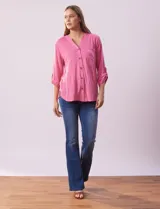 Blusa negra texturada marca Ninety, con cuello a la base, escote en V y abertura central con botones. Delantera con bolsillo y mangas tres cuartos regulables con presilla y botón.