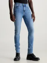 Pantalón de jean skinny celeste con efecto desgastado, tiro bajo, cinco bolsillos y cierre con cremallera.