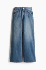 Pantalón de jean acampanado de tiro alto y corte recto hasta la rodilla.