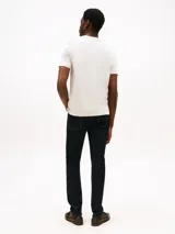 Remera de hombre Tommy Hilfiger color crema, de corte regular y cuello redondo. Presenta un estampado con el logo de la marca y motivos tropicales en el pecho.