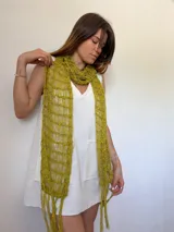 Bufanda tejida a mano en Uruguay con hilado fantasía color verde oliva, de textura liviana y caída suave.