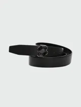 Cinturón negro con hebilla metálica con el logo de la marca.