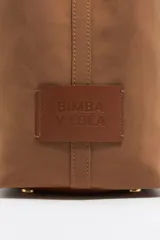Bolso shopper horizontal Bimba y Lola, modelo Chihuahua, color negro, con doble asa de tejido, piezas de piel y logo metálico. Tiene cierre de mosquetón y bolsillo interior con cremallera.