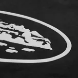 Campera negra con cierre frontal, capucha y estampado blanco en el pecho con el logo de la marca.