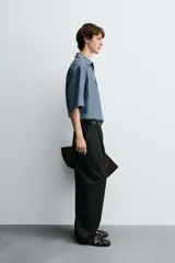 Camisa azul de lino con cuello polo, corte holgado y mangas cortas.