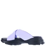 Sandalia nude con tiras cruzadas y plataforma track color negro.