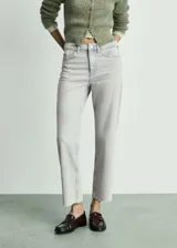 Pantalón de jean celeste de corte recto, tiro medio y largo cropped con terminación desflecada.