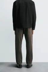 Pantalón de jean celeste de corte recto, con cinco bolsillos, efecto lavado y cierre frontal con botones.