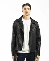 Campera de cuero sintético negra, estilo motociclista, con cierre cruzado, cuello con solapas y cinturón ajustable en la cintura.