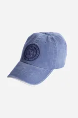 Gorro con visera color gris con logo bordado en el frente y hebilla ajustable en la parte posterior.