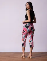 Pantalón capri de gabardina elastizada estampada, marca Zac & Rachel. Pretina ancha elastizada.