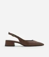 Zapato de tacón marrón con textura de cocodrilo, modelo slingback, con puntera fina, taco bloque mediano y cierre por hebilla.